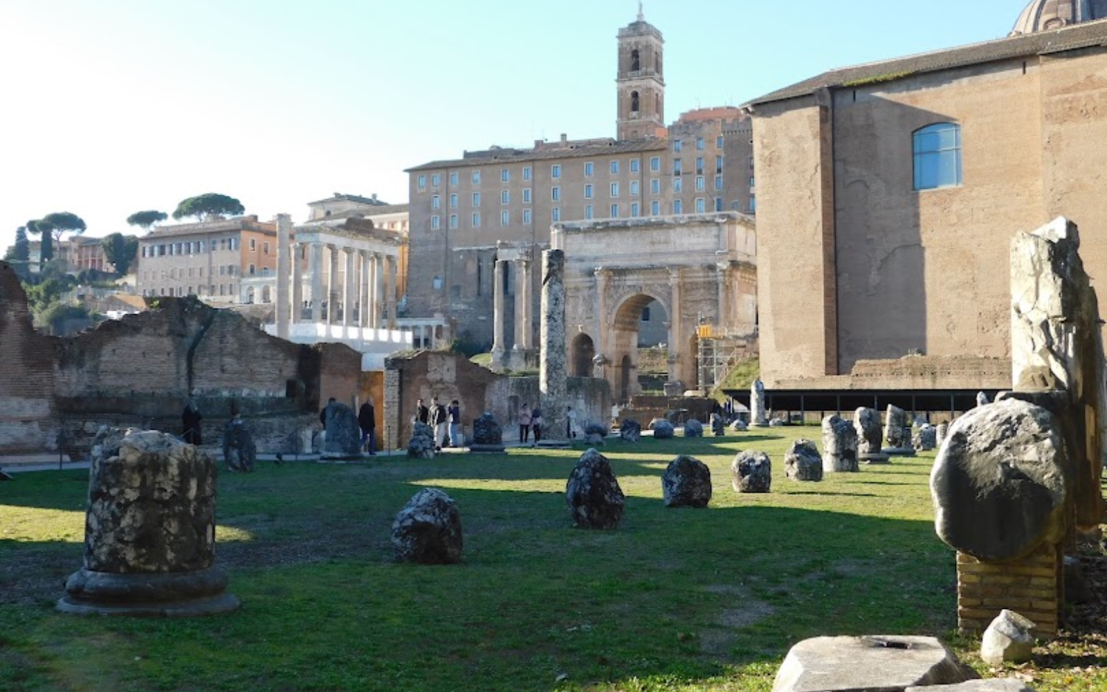 RuÃ­nas histÃ³ricas em Roma em um dia de sol